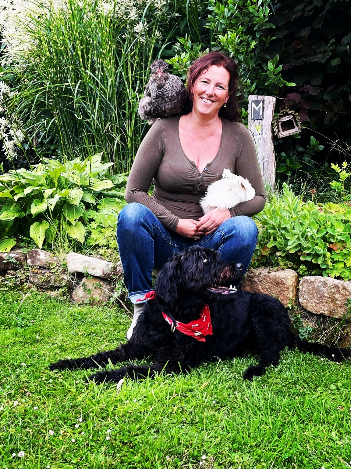 Isabel mit Hund und Huhn
